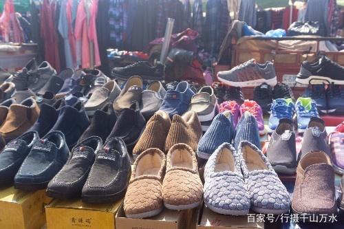 濟南仲宮大集上的服裝鞋帽生意,價格實惠種類全